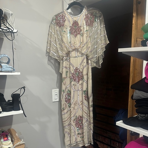 Elegant Beaded Dress with Floral Design - Picture 3 of 7